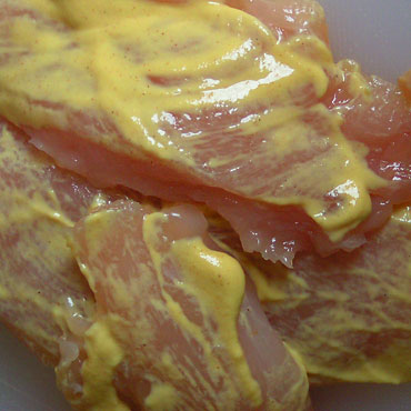 moutarde badigeonn&eacute;e sur le poulet