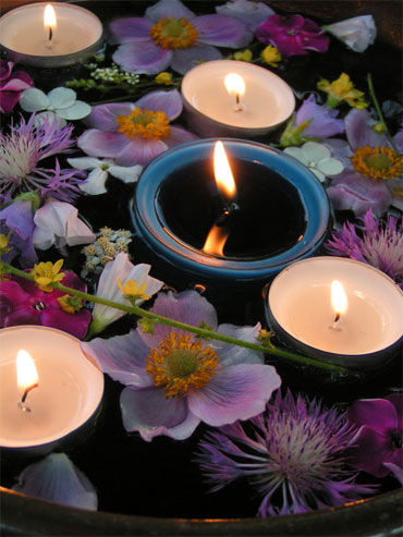 Bougies et fleurs dans une vasque d'eau