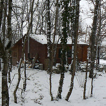 la cabane de lilas sous la neige