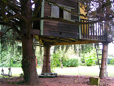 la cabane suspendue dans 3 arbres