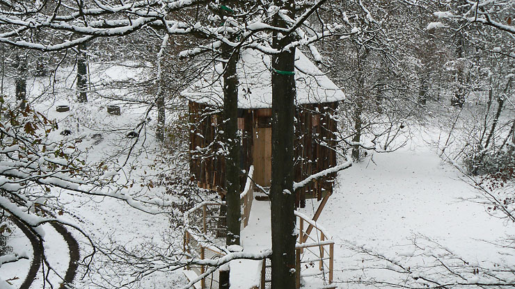 une cabane sous la neige