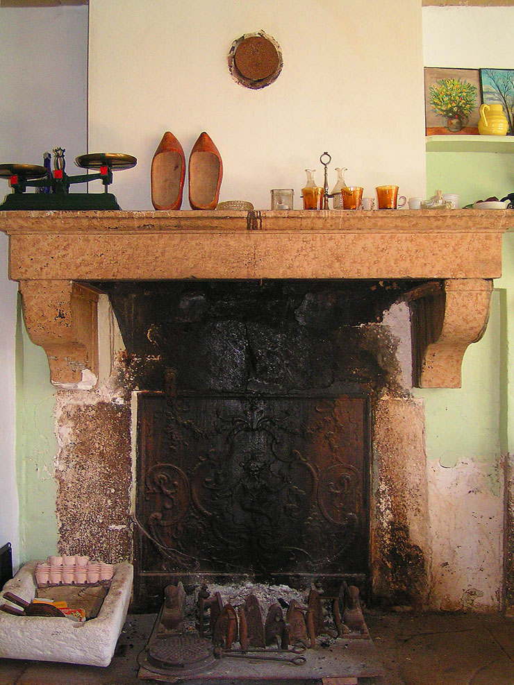 Chemin&eacute;e ancienne