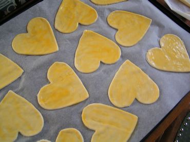 coeurs en pâte avant leur mise au four pour la cuisson