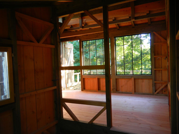 vue de la cabane : le séjour et la cuisine