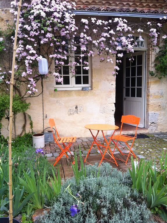 table et chaises sur la terrasse au printemps
