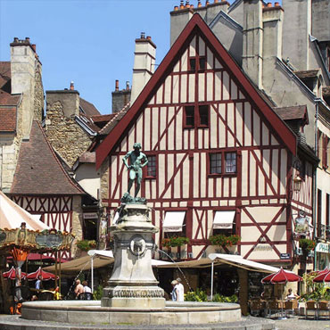 La place du Bareuzai au centre de Dijon