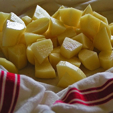 pommes de terre épluchées sur un torchon