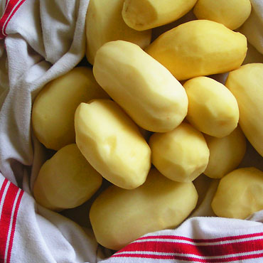 pommes de terre épluchées dans un torchon