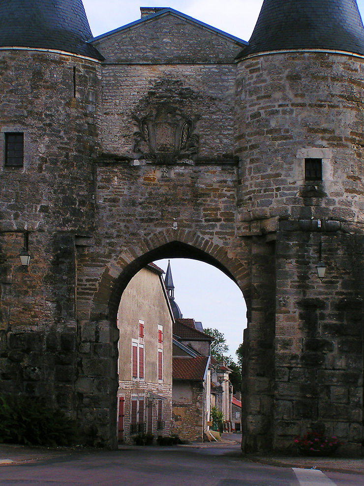 vue de la porte de Reynel depuis l'extérieur de la commune