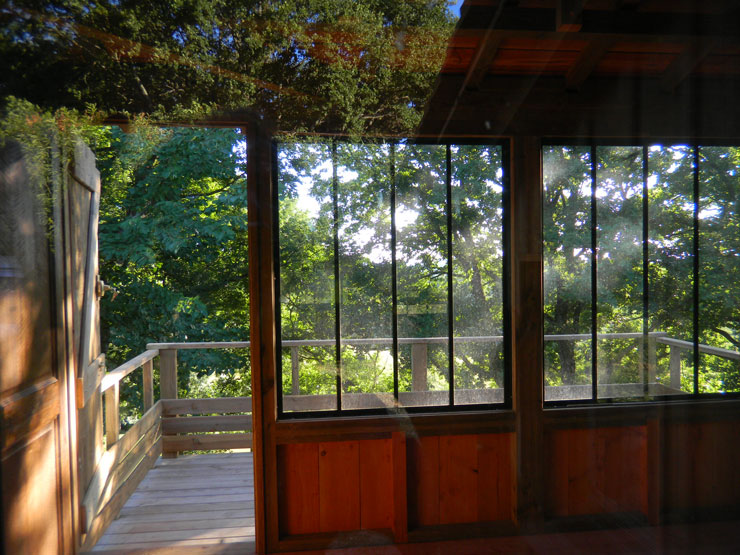 le séjour et vue de la terrasse de la cabane