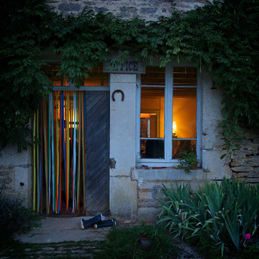 la maison de la ferme à la tombée de la nuit